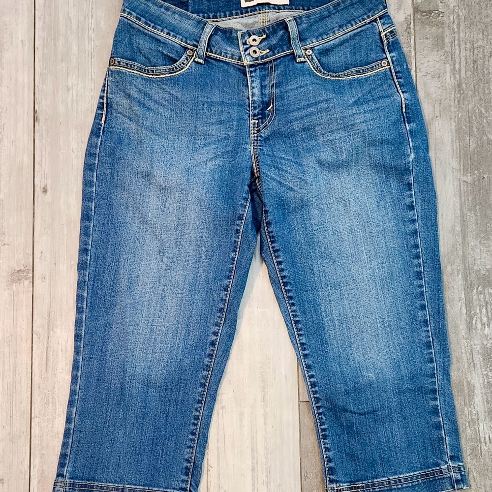 Levi's Stylish Blue Denim Women's Slimming Capri Jeans